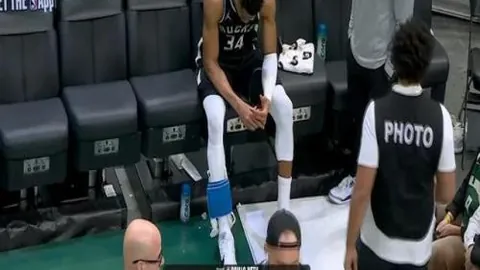 朱俊龙高效快攻，单骑闯关篮下命中打板